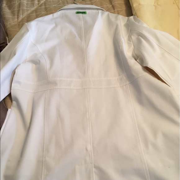 Crocs New white button down scrub jacket - Picture 3 of 5
