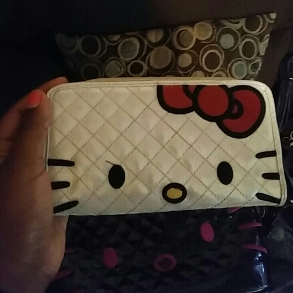 Hello Kitty Handbag & Wallet - Picture 2 of 4