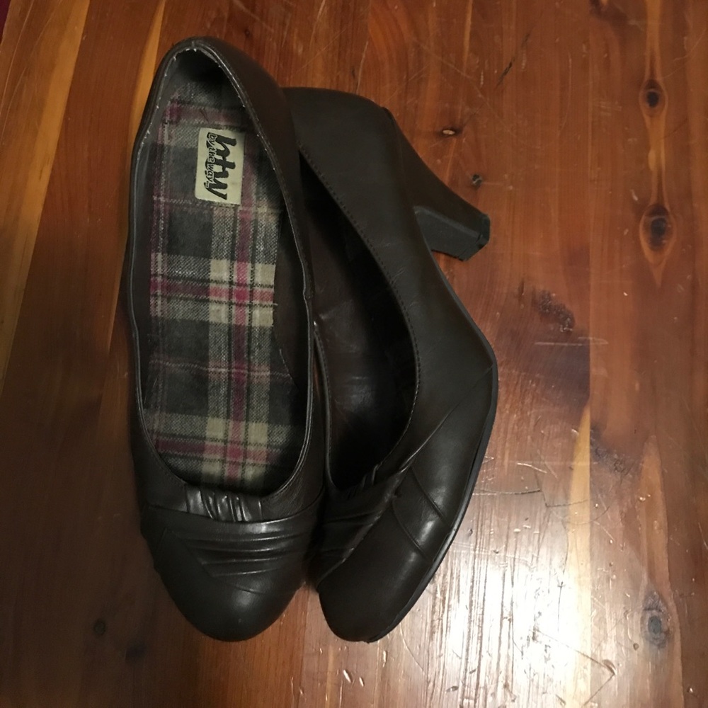 Brown close toe heels. Size 7.