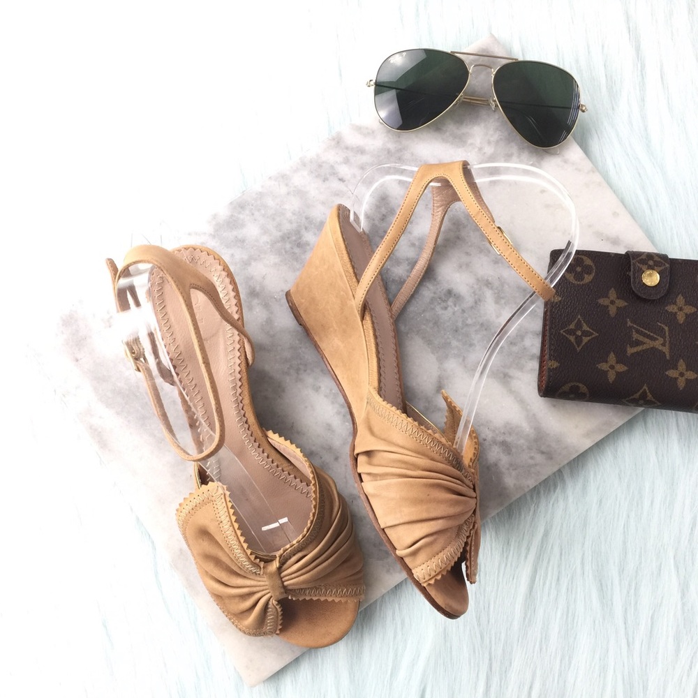 Chloe $680 Leather Pleat Bow Wedge Sandals