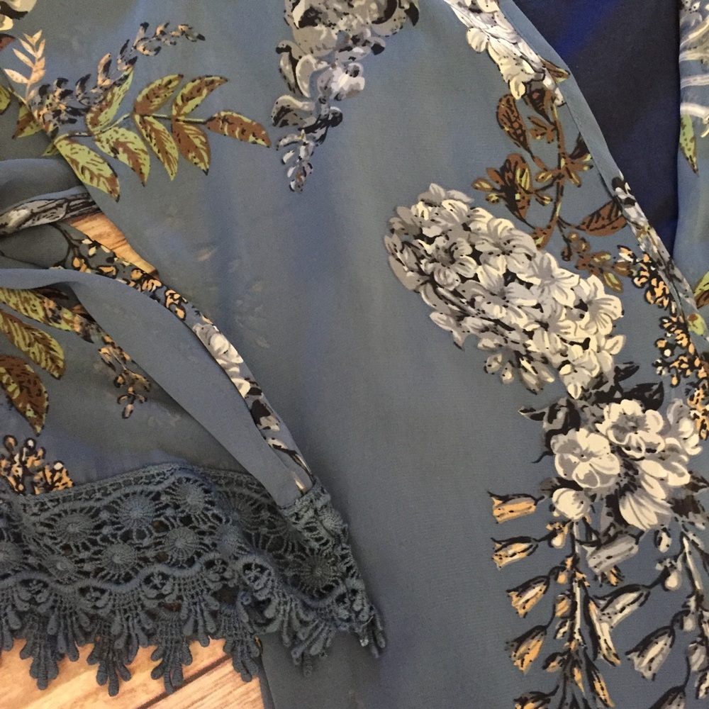 S-M Blue Floral Kimono - Picture 4 of 4