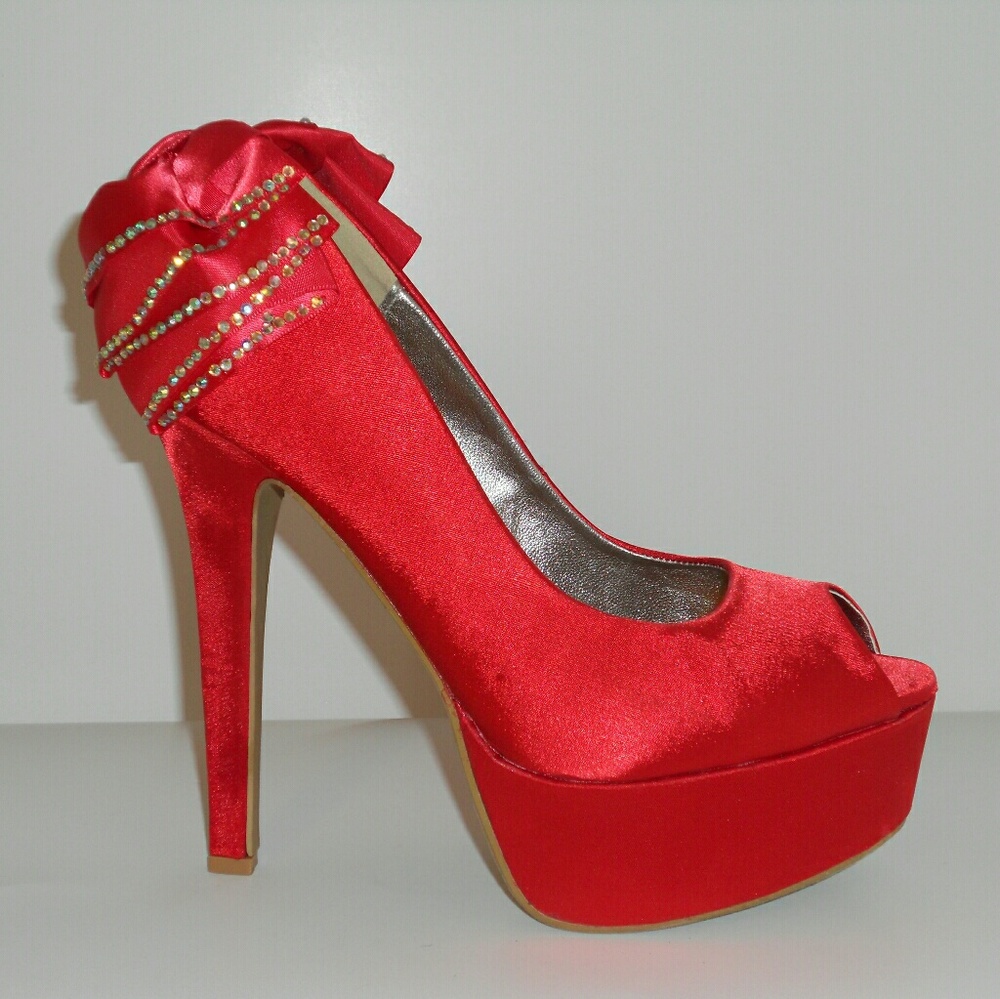 🎉HP!🎉 RED SATIN PUMPS(NO OFFERS)