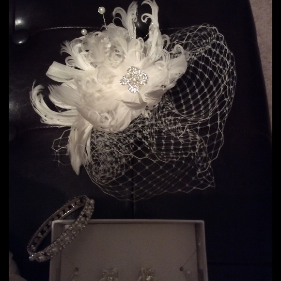 Ivory Swarovski crystal and feather Fascinator - Picture 4 of 8