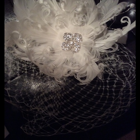Ivory Swarovski crystal and feather Fascinator - Picture 5 of 8