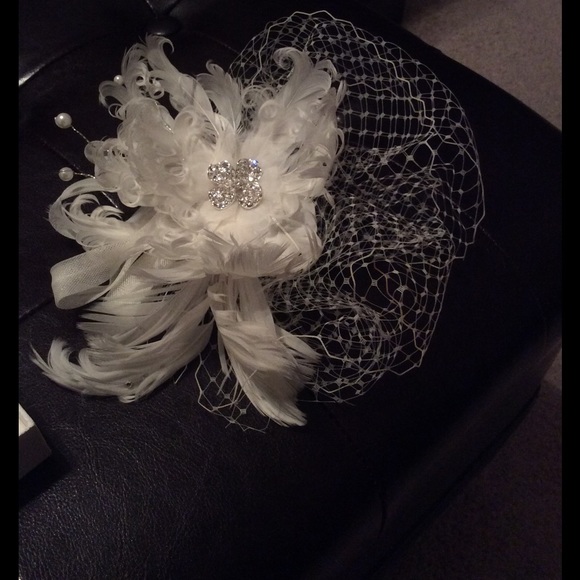 Ivory Swarovski crystal and feather Fascinator - Picture 6 of 8