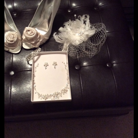 Ivory Swarovski crystal and feather Fascinator - Picture 7 of 8