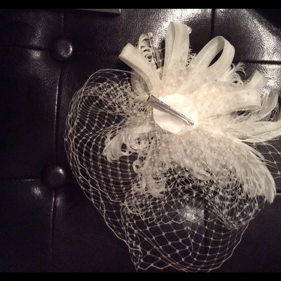Ivory Swarovski crystal and feather Fascinator - Picture 8 of 8