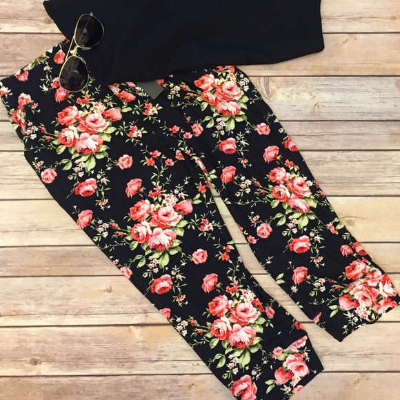 Pants - ❤️❗️S/M Floral Drawstring Capri w/Pockets