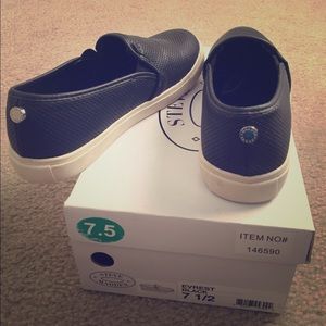 Evrest Black sliders size 7.5 brand new never worn