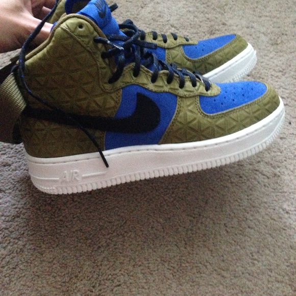 Fresh NIKES - Picture 1 of 4