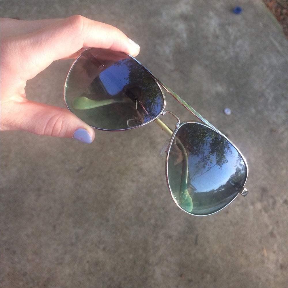 Jessica Simpson sunglasses aviators