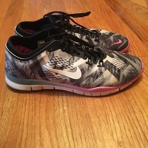 Women's Nike tennis shoes
