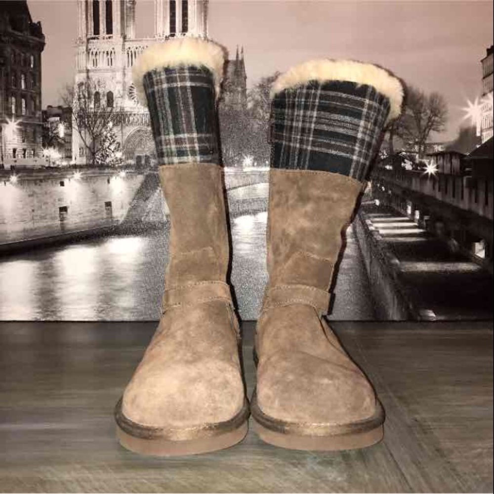 Authentic Youth ugg boot.