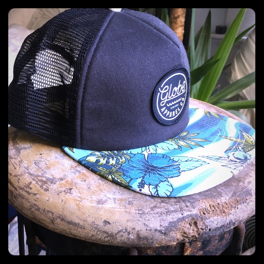 Globe - snapback mesh hat
