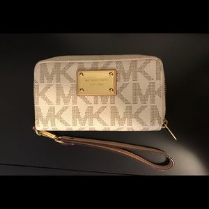 Jet set large Michael Kors smartphone wristlet