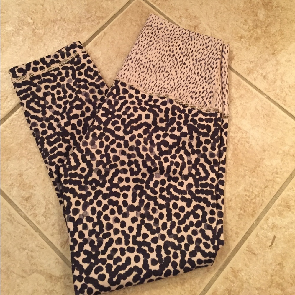 EUC Lululemon Black and Tan print crops