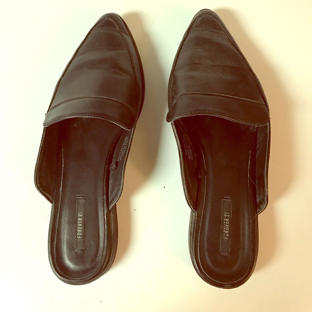 Leather pointy toe slides