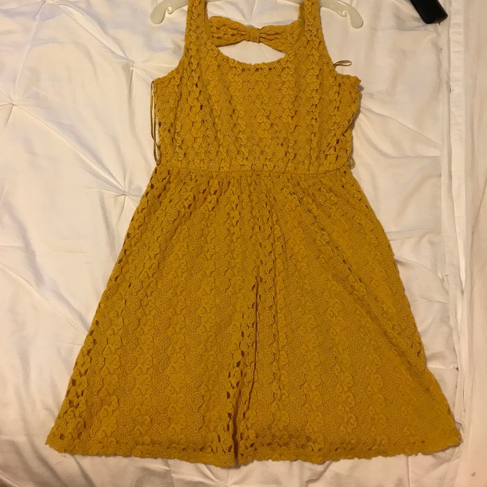 Gorgeous yellow sun dress!