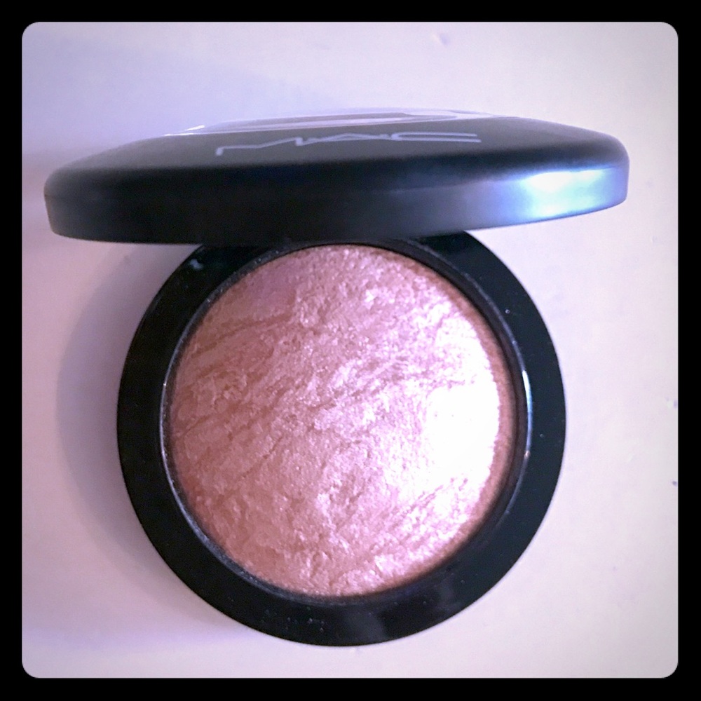 MAC A25 Mineralized Skinfinish
