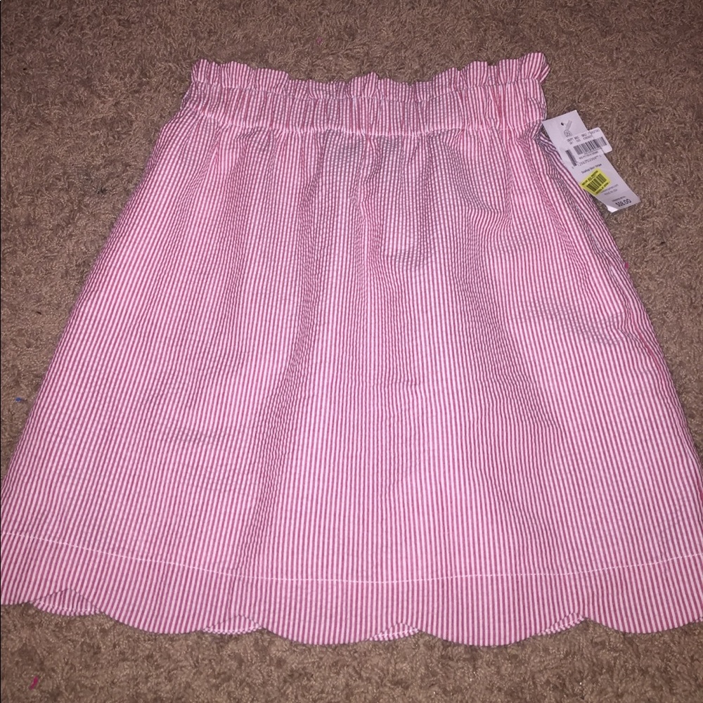 Red seersucker scallop skirt NWT
