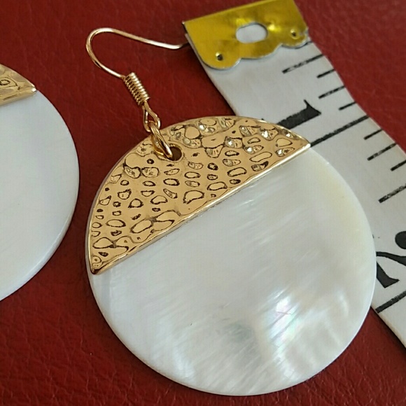 'VACATION VIBES' Shell earrings - Picture 4 of 4