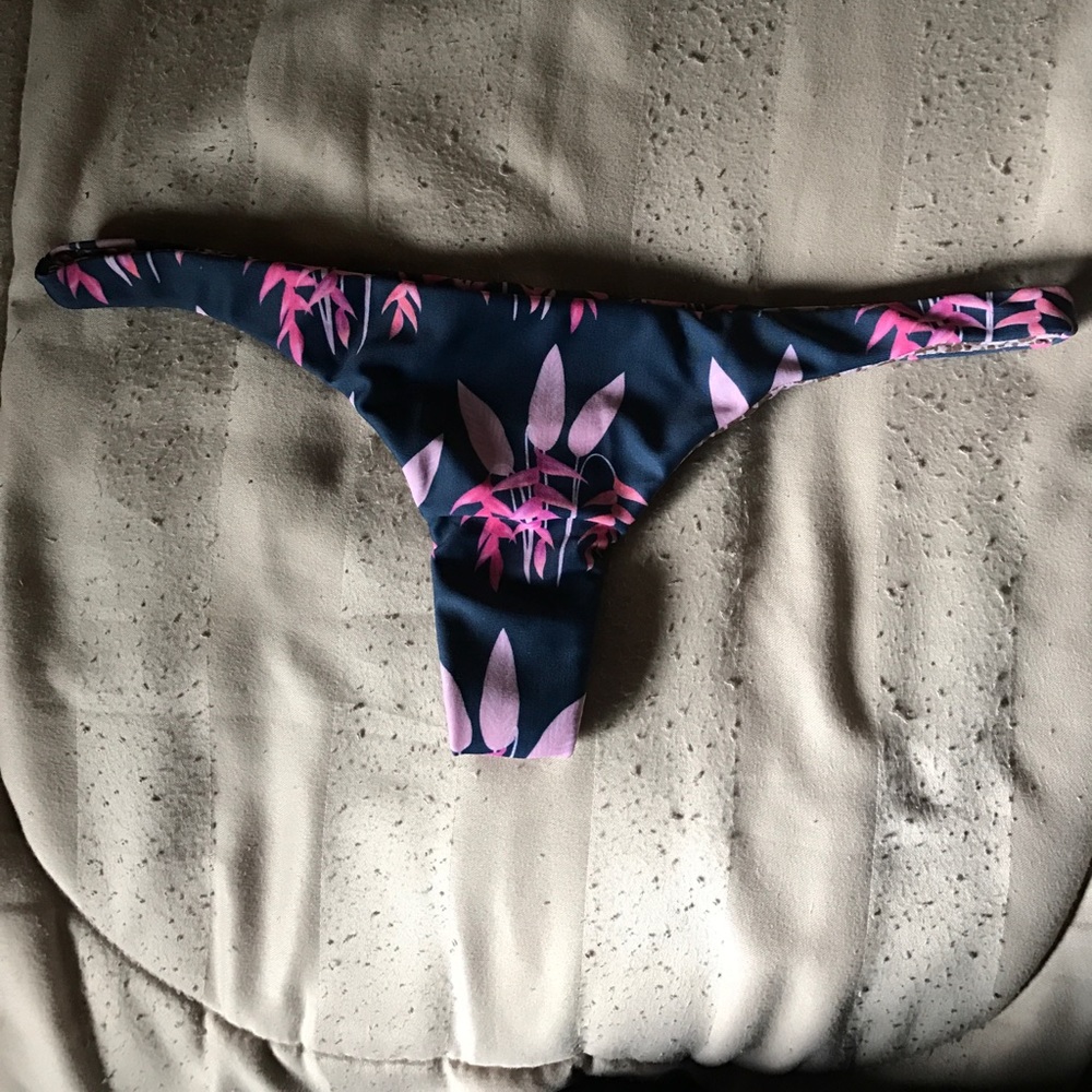 ✖️SOLD✖️Acacia Pipeline Bottom in Heliconia