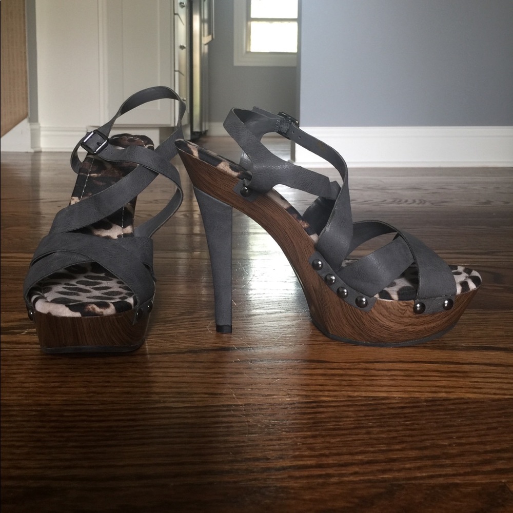 NWOT Jessica Simpson leopard and gray strap pump