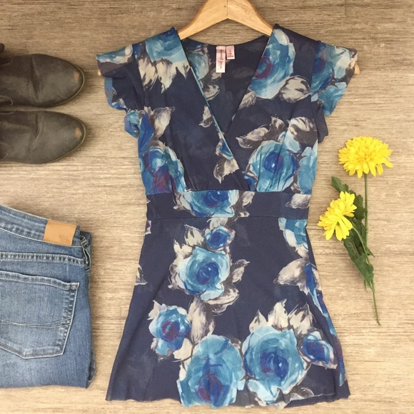 Anthropologie Tops - Anthropologie Sweet Pea Top 🌼