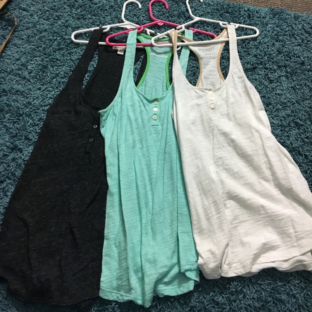 Bundle of 3 tank tops!