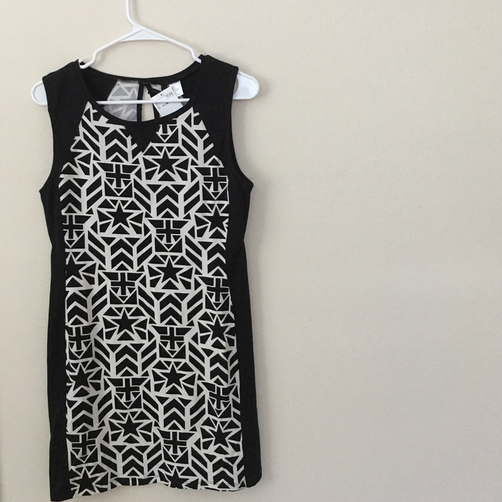 ⬇️NWT H&M black and white star design dress