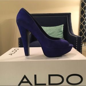 Blue suede Aldo peep toes pumps