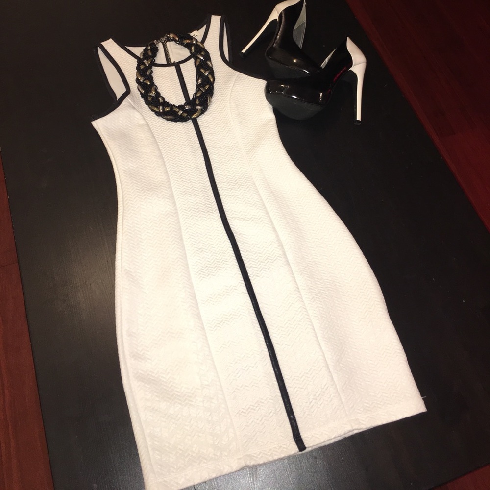 Monteau  White dress w/Black pleather borders 💁🏻
