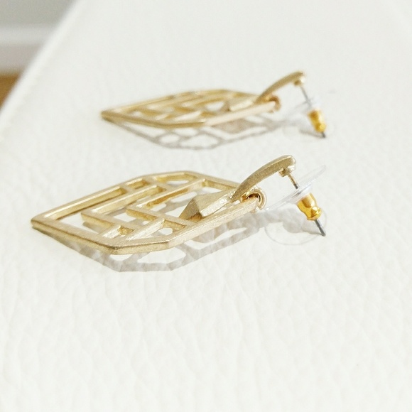 Vintage gold geometric earring - Picture 3 of 4