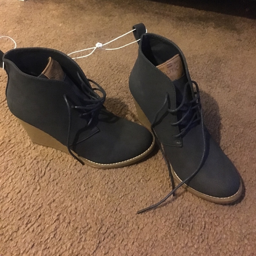 New Nautica booties in navy blue