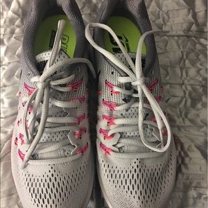 NIKE AIR ZOOM PEGASUS 33. WOMENS RUNNING SHOES.