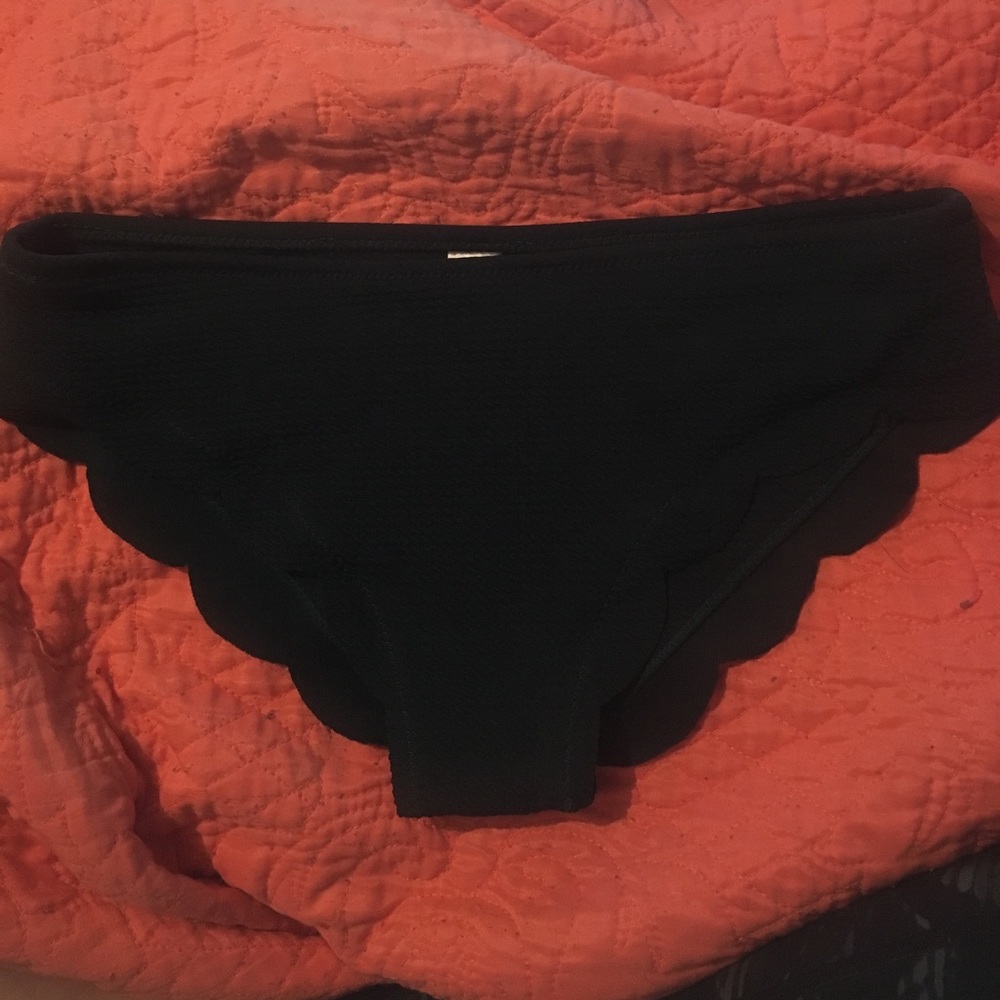 Scalloped bikini bottoms in Hunter Green