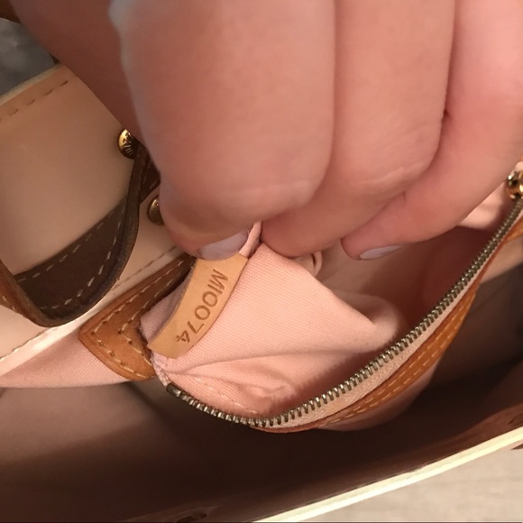 Louis Vuitton - Picture 3 of 7