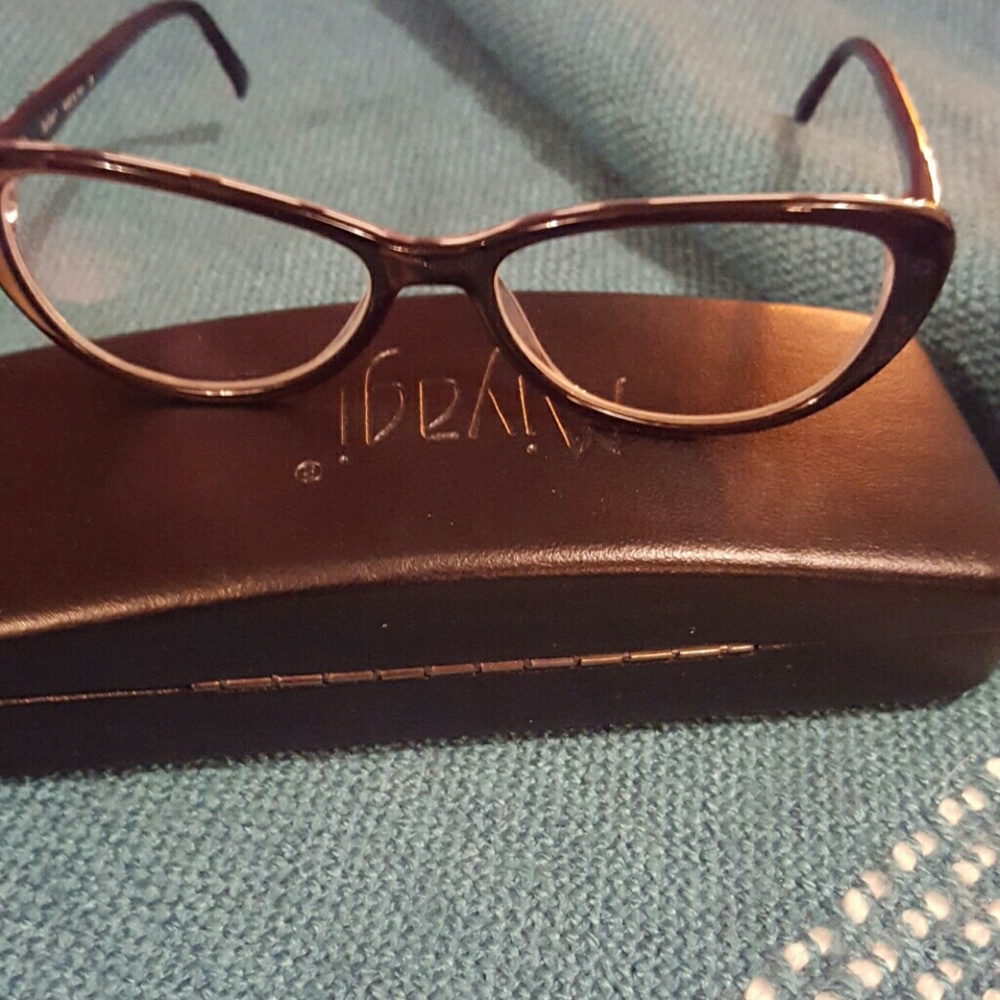 Black and white polka dot cat eye glasses.