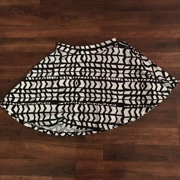 SO black and white patterned Skirt - Picture 1 of 1