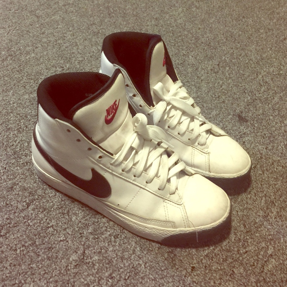 nike sporty white shoe