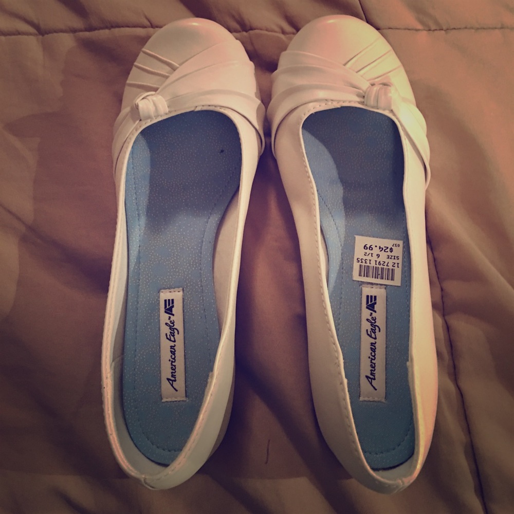White American Eagle flats