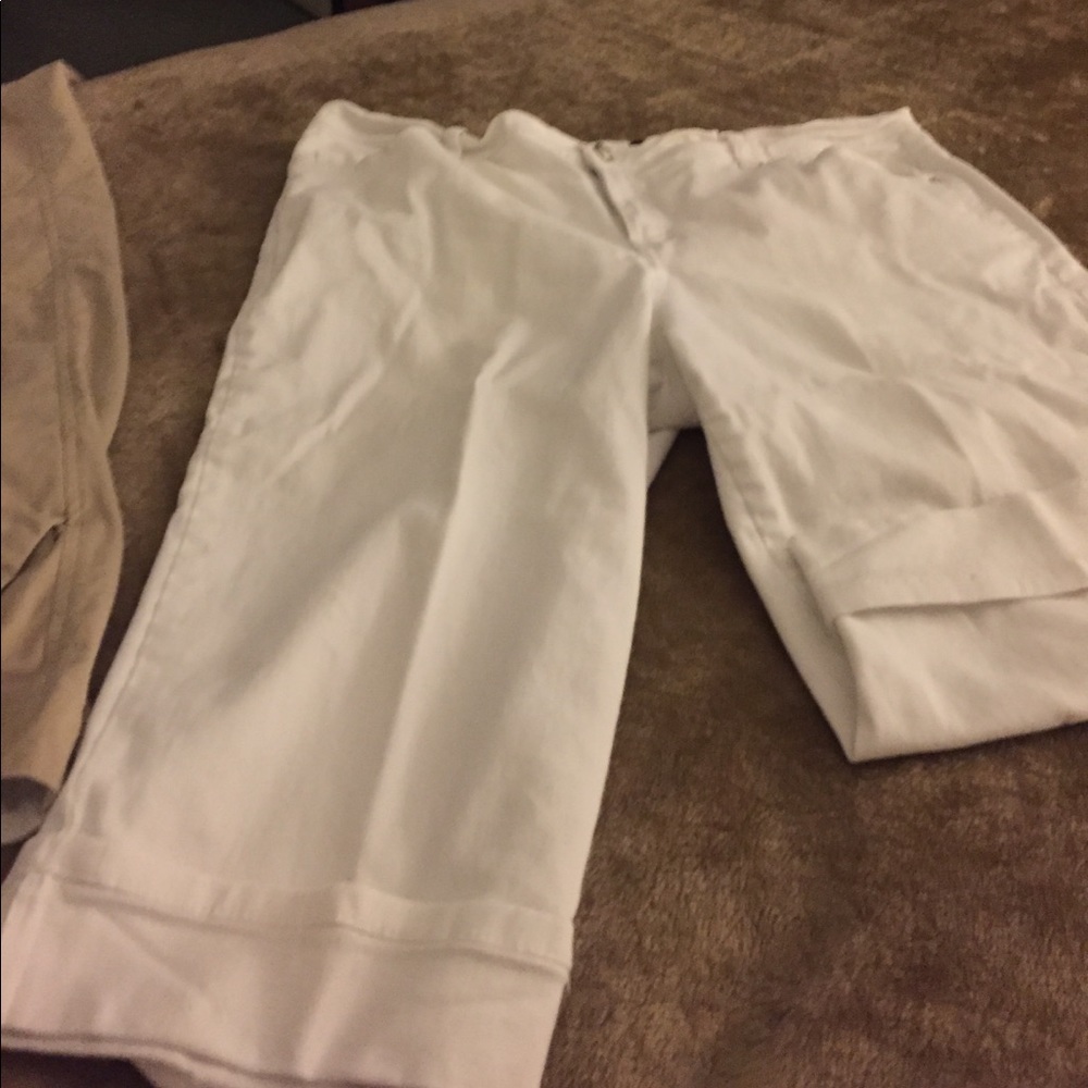 Gloria Vanderbilt white Capris