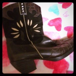 Leather cowgirl boots size 8