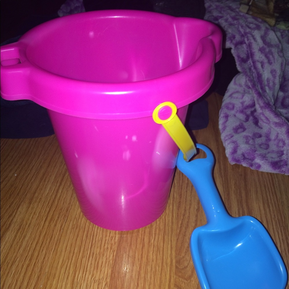 Children's sand toy & bucket