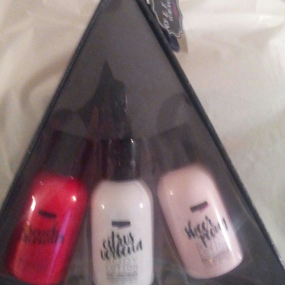 Body lotion gift set, New total 9.9 fluid oz.