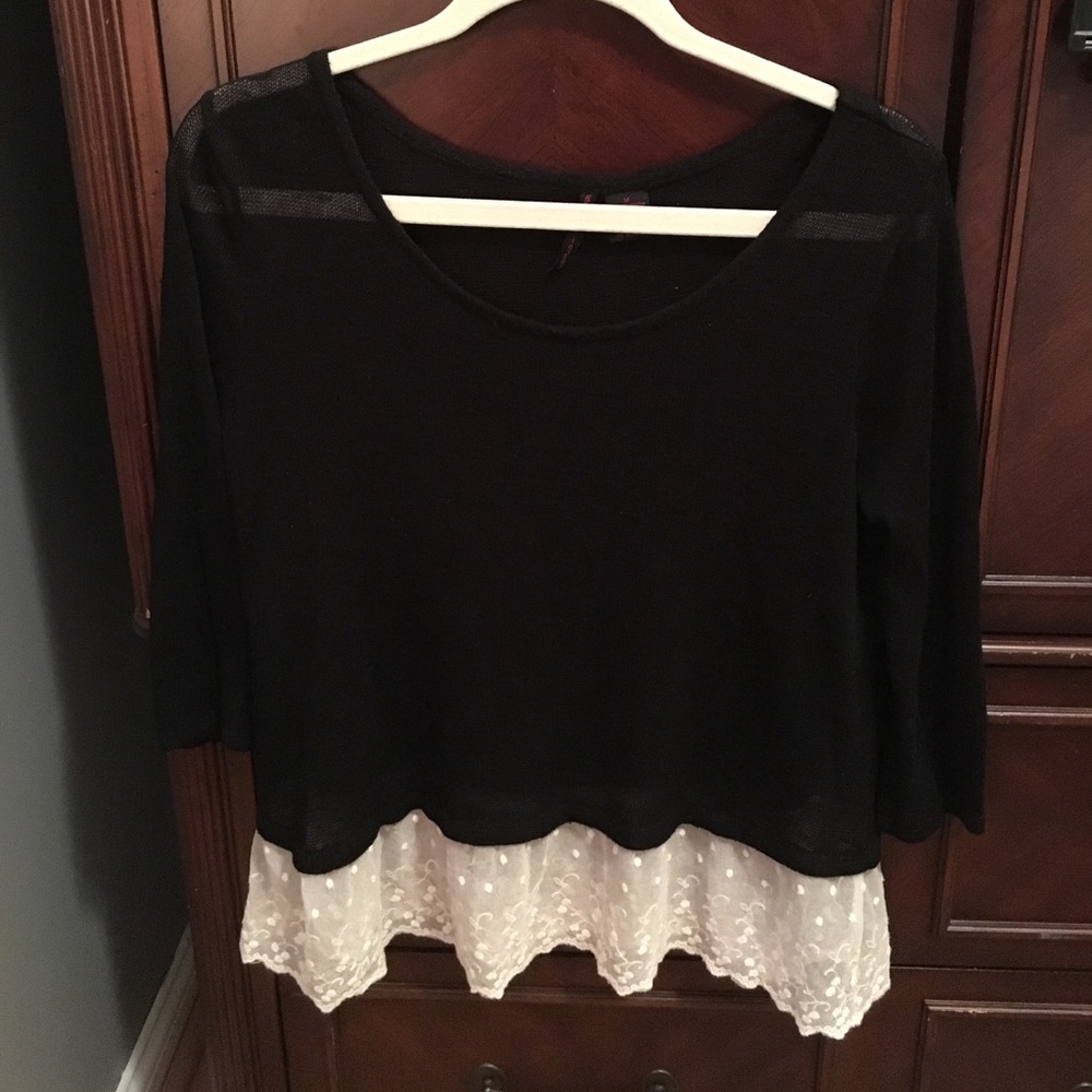 Quarter Sleeve Lace Trim Top