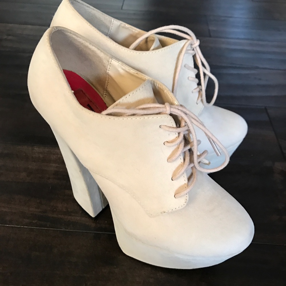 Cream/Tan Size 7 Oxfords with Chunky Heel