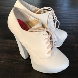 Cream/Tan Size 7 Oxfords with Chunky Heel