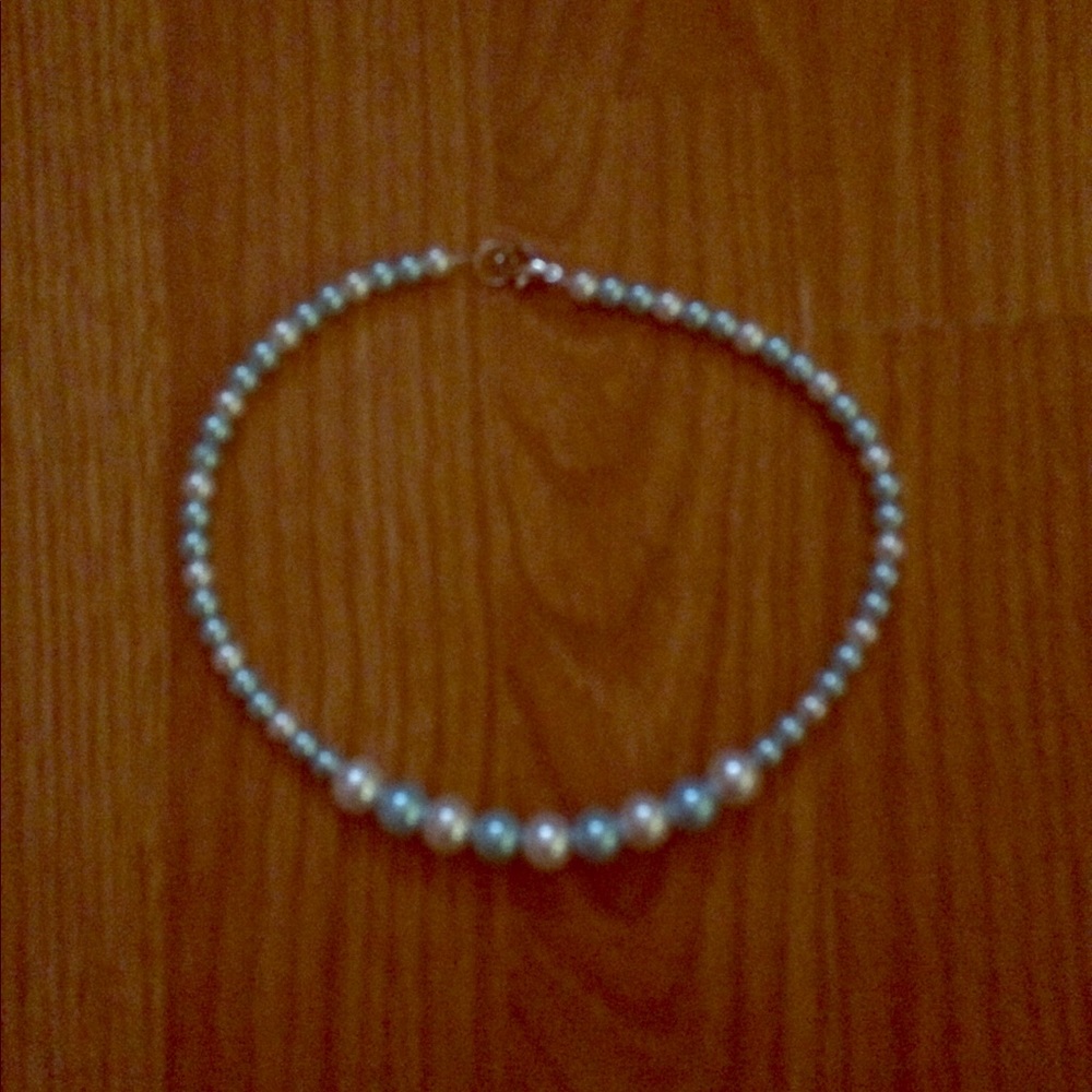 Women's pearl necklace