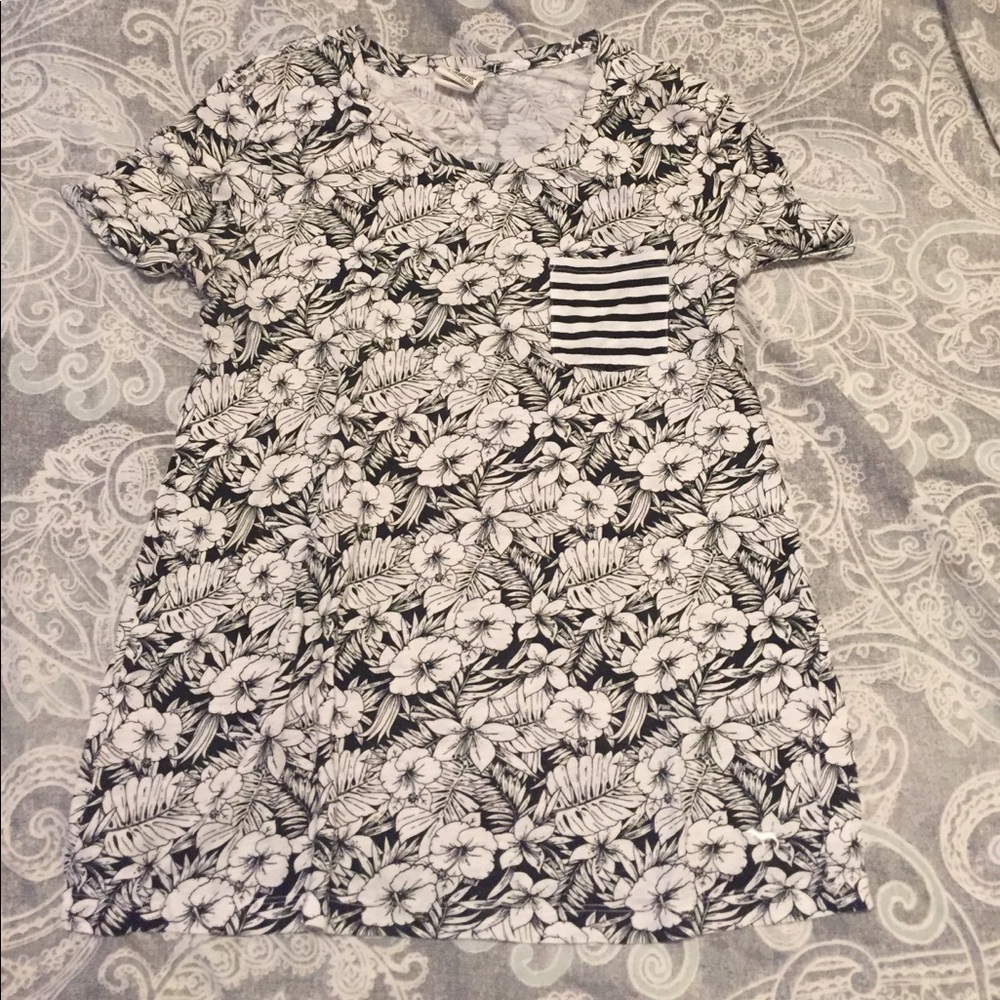 VS Pink printed pocket tee